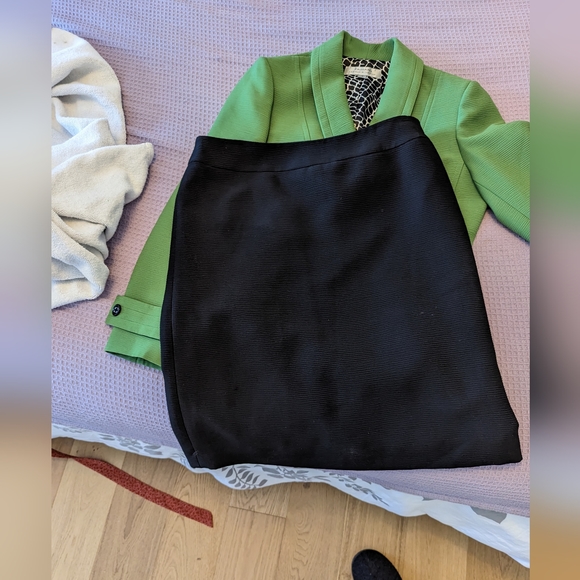 Tahari suit jacket and matching skirt - womens size 10 - Picture 2 of 6